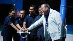Para pejabat tinggi dan tamu kehormatan secara simbolis menekan sirine sebagai tanda resmi dibukanya turnamen bola voli tingkat Asia di Pontianak.