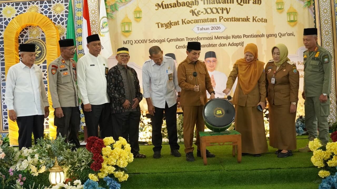 Wakil Wali Kota Pontianak Bahasan memukul gong sebagai tanda dibukanya MTQ XXXIV tingkat Kecamatan Pontianak Kota di Aula Kantor Camat Pontianak Kota, Selasa (12/5/2026) pagi.