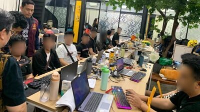 Bareskrim Polri memindahkan 321 WNA kasus judi online jaringan internasional di Jakarta Barat ke kantor imigrasi untuk menjalani pemeriksaan lanjutan.