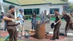 Kejaksaan Negeri Bengkayang menggelar eksekusi pemusnahan barang bukti dari 18 perkara tindak pidana yang telah berkekuatan hukum tetap secara transparan.
