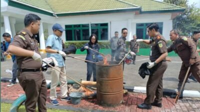 Kejaksaan Negeri Bengkayang menggelar eksekusi pemusnahan barang bukti dari 18 perkara tindak pidana yang telah berkekuatan hukum tetap secara transparan.