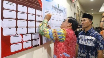 Wakil Wali Kota Singkawang melakukan penandatanganan pakta integritas untuk memastikan kelancaran dan keadilan sistem penerimaan peserta didik.