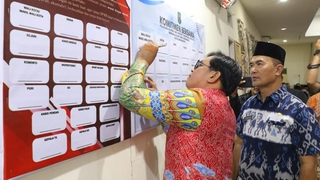 Wakil Wali Kota Singkawang melakukan penandatanganan pakta integritas untuk memastikan kelancaran dan keadilan sistem penerimaan peserta didik.