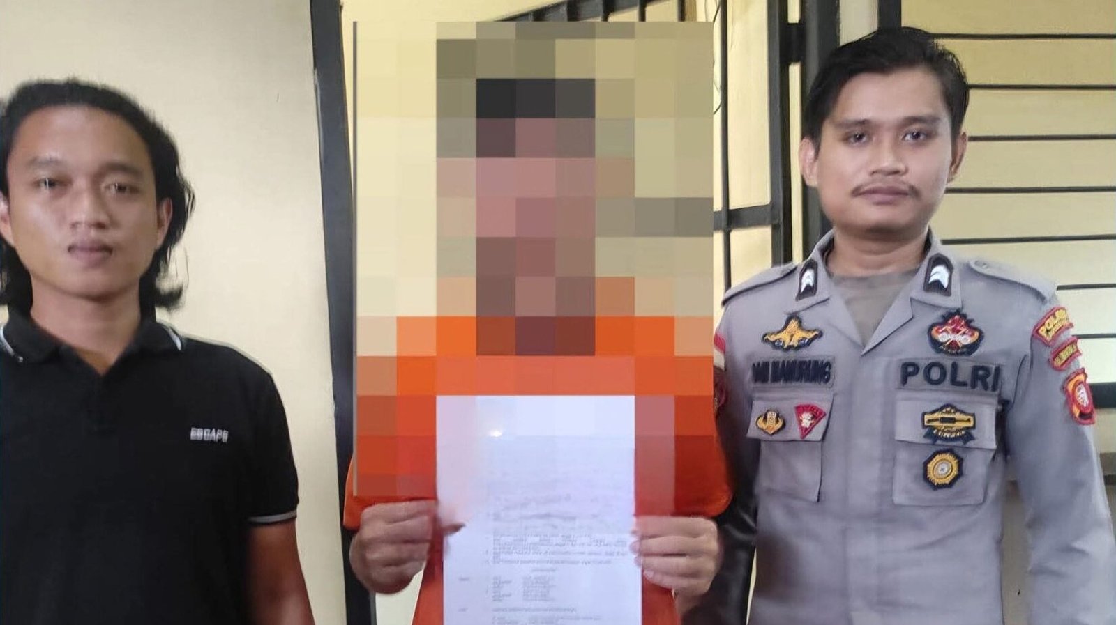 Tersangka penampung emas ilegal di Putussibau saat diamankan pihak kepolisian. (Dok. Ist)