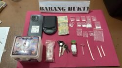 Satresnarkoba Polres Landak mengamankan barang bukti sabu beserta alat hisap yang disita dari tersangka di Desa Darit Kecamatan Menyuke.