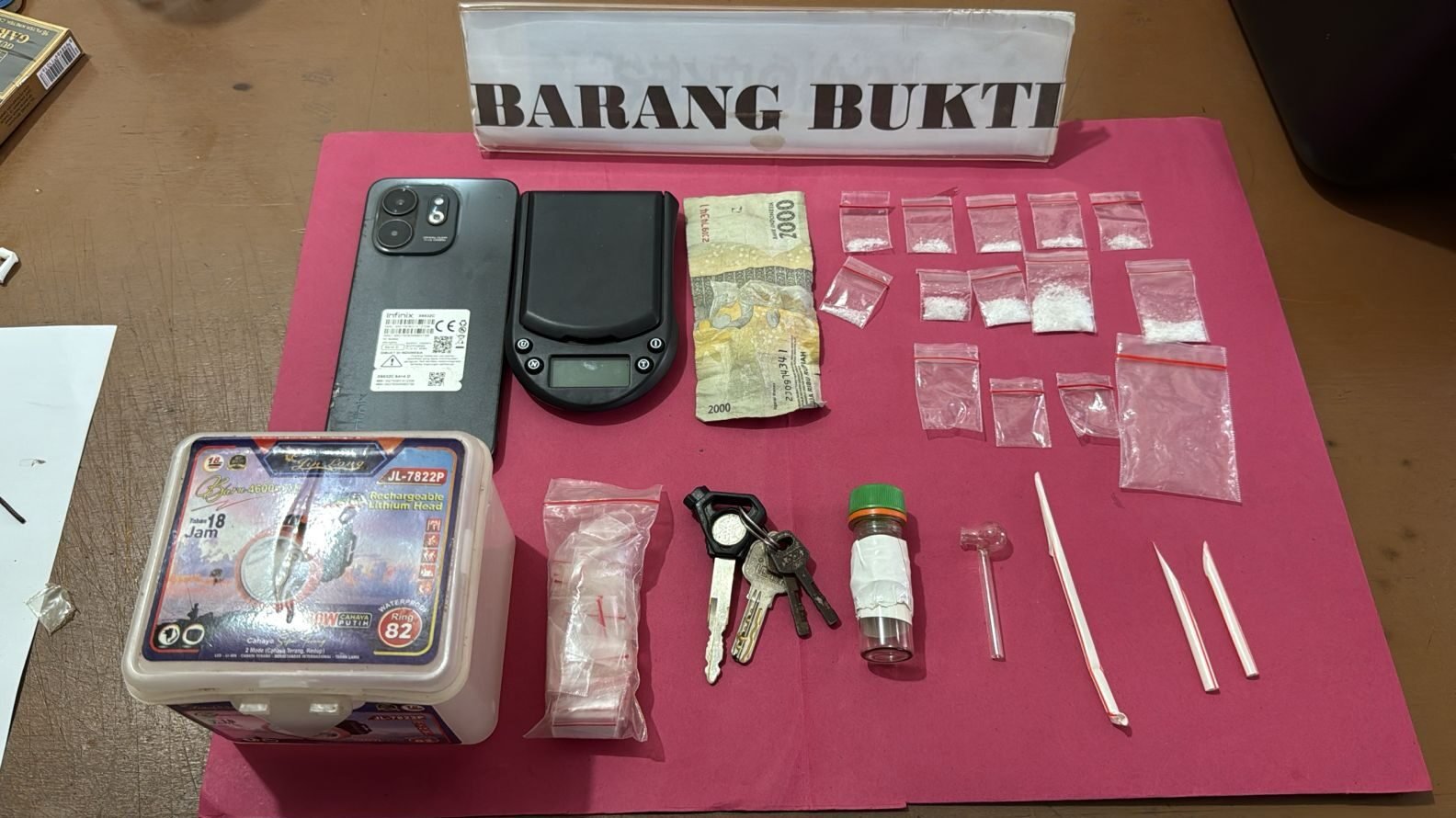 Satresnarkoba Polres Landak mengamankan barang bukti sabu beserta alat hisap yang disita dari tersangka di Desa Darit Kecamatan Menyuke.