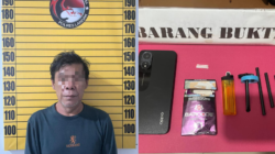 Petugas kepolisian mengamankan seorang residivis pengedar sabu beserta barang bukti di sebuah indekos kawasan Ngabang.