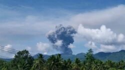 Kolom abu berwarna putih kelabu kehitaman dari erupsi gunung api Dukono terlihat dari Pos Pengamatan Gunung Api (PGA) Dukono di Desa Mamuya, Kecamatan Galela, Halmahera Utara, Maluku Utara, Sabtu (9/5) pukul 09.23 WIT. (Dok. Pos PGA Dukono)