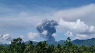 Kolom abu berwarna putih kelabu kehitaman dari erupsi gunung api Dukono terlihat dari Pos Pengamatan Gunung Api (PGA) Dukono di Desa Mamuya, Kecamatan Galela, Halmahera Utara, Maluku Utara, Sabtu (9/5) pukul 09.23 WIT. (Dok. Pos PGA Dukono)