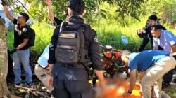 Petugas kepolisian saat melakukan evakuasi jenazah seorang pria yang tewas gantung diri di Kelurahan Pasiran. (Dok. Ist)