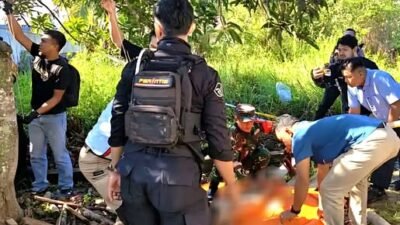 Petugas kepolisian saat melakukan evakuasi jenazah seorang pria yang tewas gantung diri di Kelurahan Pasiran. (Dok. Ist)