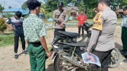 Personel Polsek Noyan memberikan edukasi kepada pelajar terkait larangan penggunaan knalpot bising di lingkungan sekolah.