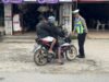Satlantas Polres Melawi Tindak Tegas Pengendara Tanpa Helm dan Knalpot Brong Saat Ploting Point Pagi