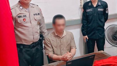 Personel kepolisian bersiaga menjaga ketat pelaksanaan sidang virtual kasus dugaan pembunuhan di Rumah Tahanan Kelas IIB Sanggau.