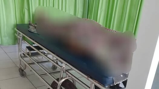 Jasad korban penganiayaan maut di Desa Wajok Hilir saat berada di fasilitas kesehatan terdekat guna kepentingan pemeriksaan medis dan penyelidikan pihak kepolisian. (Dok. Ist)