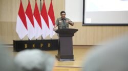 Kepala BNPB Letjen TNI Suharyanto saat memberikan arahan kepada puluhan Kepala Pelaksana BPBD dalam pembukaan pelatihan penanggulangan bencana di Bogor.