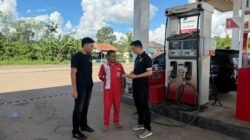 Personel Satreskrim Polres Sekadau saat melakukan pengecekan ketersediaan bahan bakar minyak di salah satu SPBU wilayah Kabupaten Sekadau.