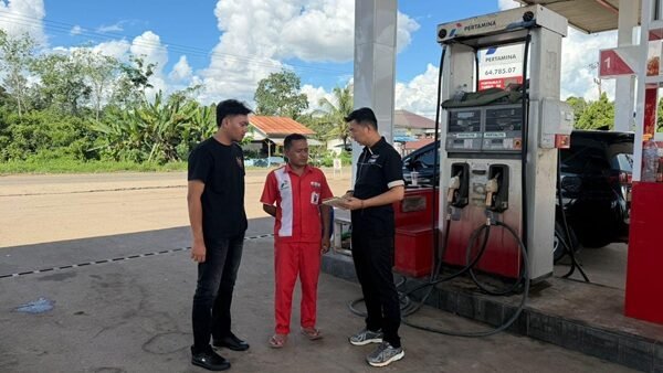 Personel Satreskrim Polres Sekadau saat melakukan pengecekan ketersediaan bahan bakar minyak di salah satu SPBU wilayah Kabupaten Sekadau.