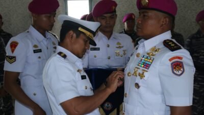 Prosesi upacara pengukuhan jabatan di lingkungan Satuan Pertahanan Pantai Kodaeral XII yang berlangsung secara khidmat di Kabupaten Mempawah.
