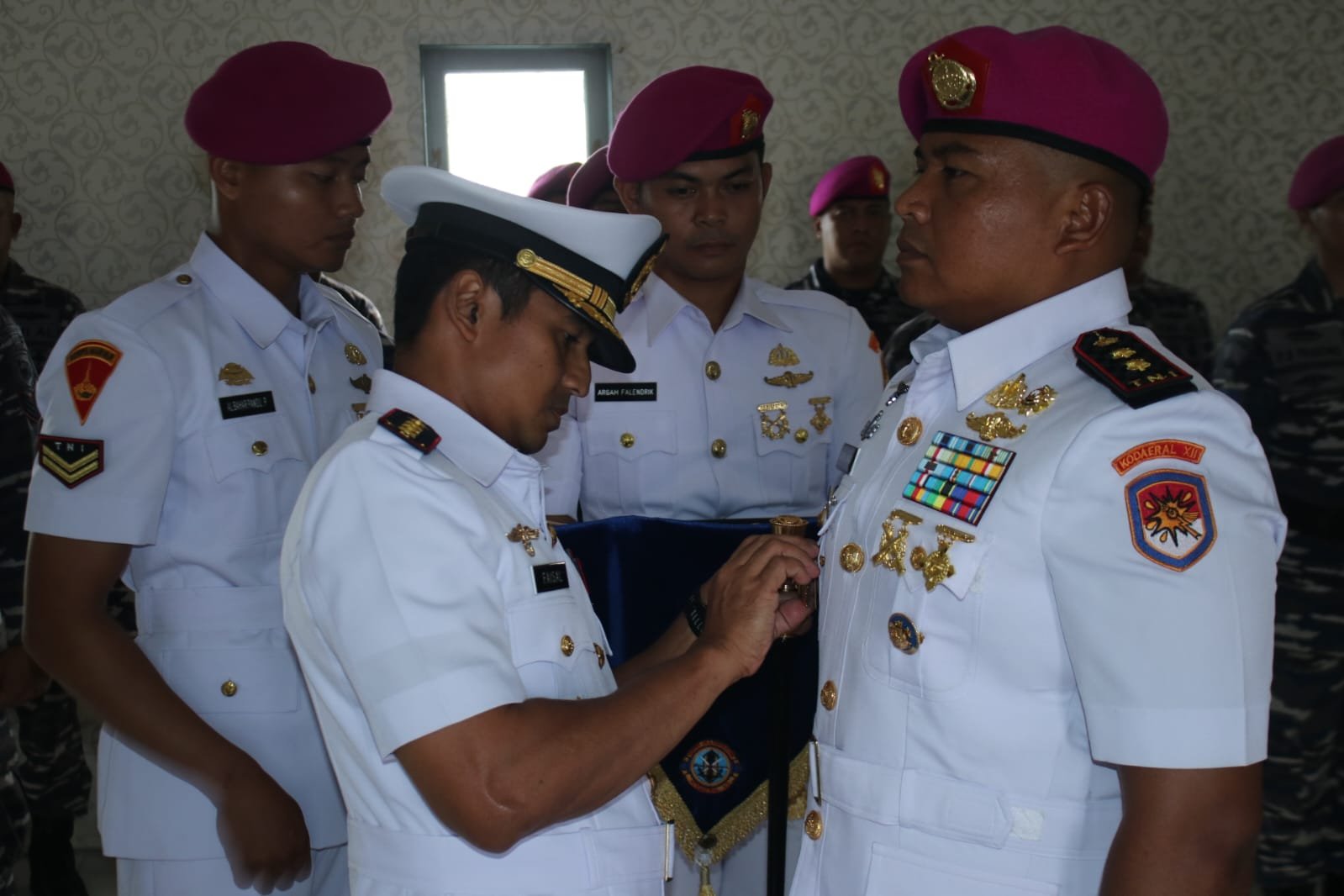 Prosesi upacara pengukuhan jabatan di lingkungan Satuan Pertahanan Pantai Kodaeral XII yang berlangsung secara khidmat di Kabupaten Mempawah.