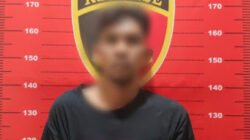 Tersangka pembobol rumah kosong berinisial M (38) saat diamankan oleh jajaran Satreskrim Polres Sekadau guna menjalani proses pemeriksaan lebih lanjut.
