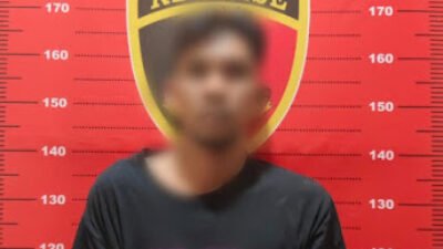 Tersangka pembobol rumah kosong berinisial M (38) saat diamankan oleh jajaran Satreskrim Polres Sekadau guna menjalani proses pemeriksaan lebih lanjut.