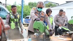 Kapolres Ketapang memimpin pemusnahan barang bukti hasil penertiban lalu lintas di Kantor Satpas Ketapang.