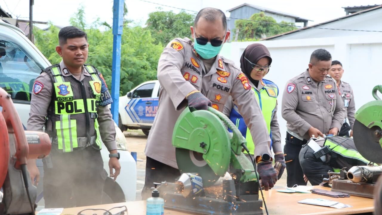 Kapolres Ketapang memimpin pemusnahan barang bukti hasil penertiban lalu lintas di Kantor Satpas Ketapang.