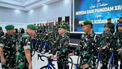 Pangdam XII Tanjungpura Mayjen TNI Novi Rubadi Sugito menyerahkan bantuan unit sepeda secara simbolis kepada perwakilan personel prajurit.