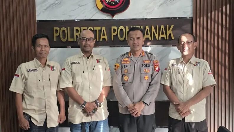 Ketua Perbakin Kota Pontianak Budi Sulistiono saat beraudiensi dengan Kapolresta Pontianak Endang Tri Purwanto guna membahas pembinaan atlet menembak di Pontianak.