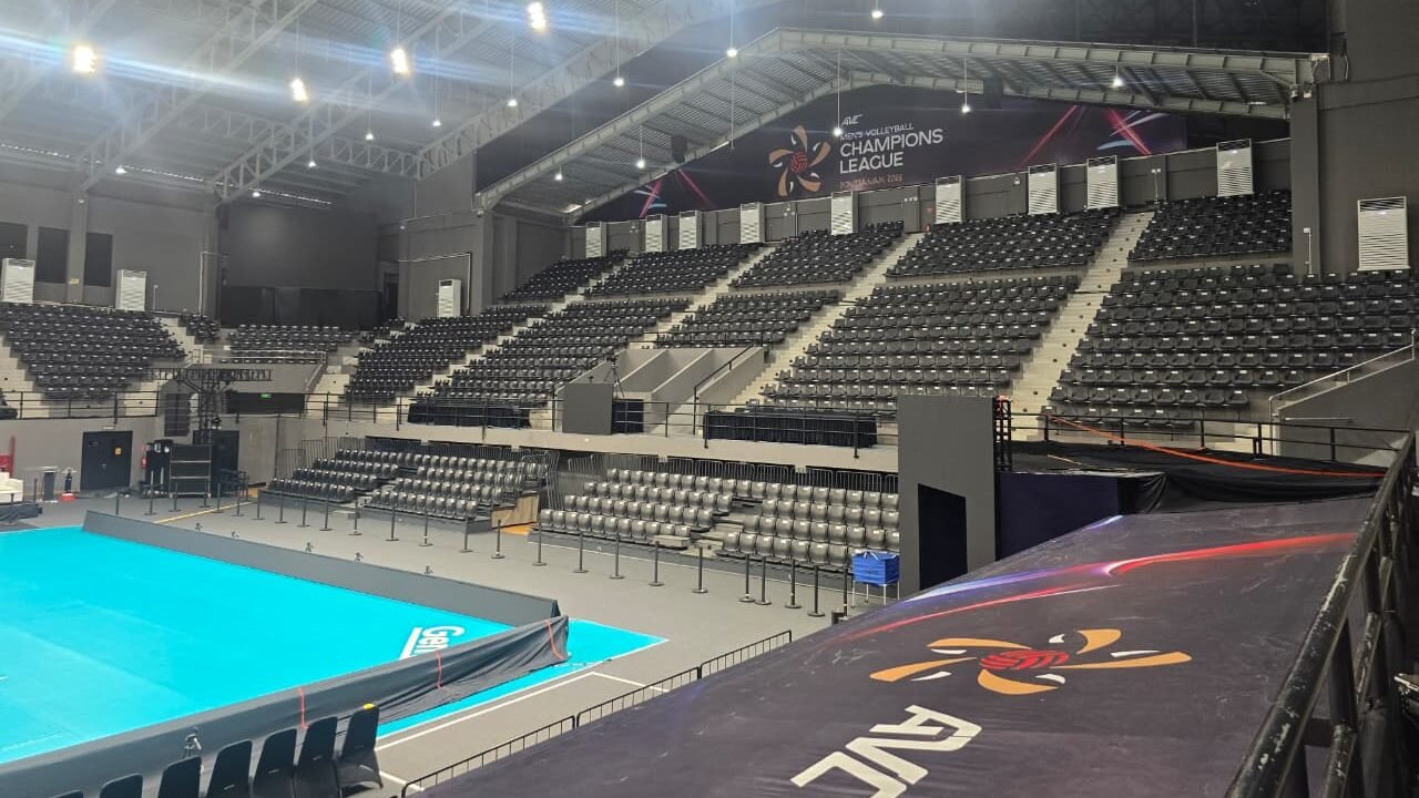 Persiapan akhir pembenahan arena pertandingan menjelang perhelatan kejuaraan internasional bola voli Asia di Kota Pontianak.