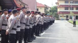 Ratusan personel gabungan kepolisian saat mengikuti apel gelar pasukan guna memastikan kesiapan operasional pengamanan perayaan Hari Buruh Internasional.