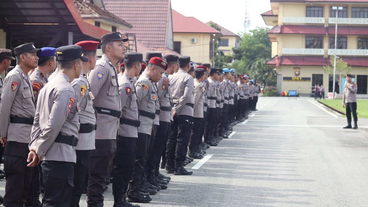 Ratusan personel gabungan kepolisian saat mengikuti apel gelar pasukan guna memastikan kesiapan operasional pengamanan perayaan Hari Buruh Internasional.