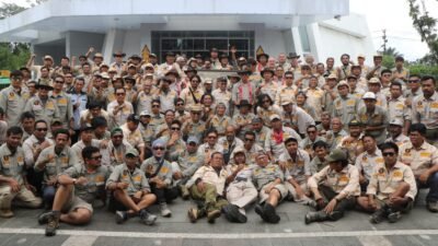 Rombongan peserta ekspedisi off-road Kalimantan Tribute 2026 berfoto bersama di depan Tugu Khatulistiwa Pontianak setelah menyelesaikan rute lintas Borneo. (Dok. HO/Faktakalbar.id)