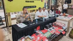 Jajaran Kepolisian Daerah Kalimantan Barat memberikan keterangan pers terkait pengungkapan puluhan kasus tindak pidana kejahatan sumber daya alam di Pontianak.