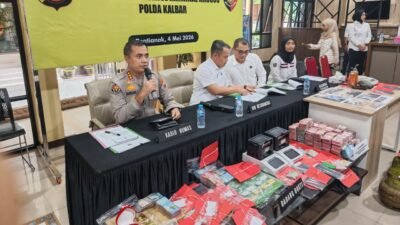 Jajaran Kepolisian Daerah Kalimantan Barat memberikan keterangan pers terkait pengungkapan puluhan kasus tindak pidana kejahatan sumber daya alam di Pontianak.