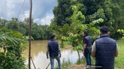 Personel Satreskrim Polres Sekadau melakukan pengecekan langsung ke lokasi dugaan aktivitas pertambangan tanpa izin di bantaran Sungai Sekadau.