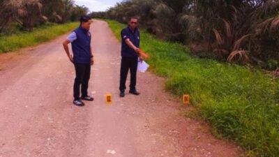 Pihak kepolisian melakukan olah tempat kejadian perkara dan mengamankan barang bukti terkait tindak pidana kekerasan yang mengakibatkan hilangnya nyawa korban.