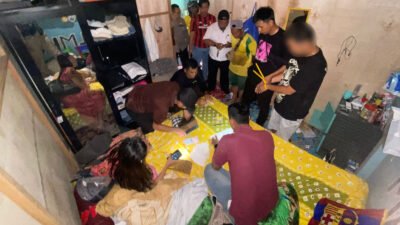 Polsek Sekayam berhasil meringkus seorang pengedar sabu di Sekayam. Dari tangan pelaku, polisi menyita puluhan paket sabu dan pil ekstasi siap edar.