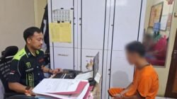Pelaku saat diamankan di Mapolres Sekadau usai kedapatan membawa sepeda motor curian yang kehabisan bahan bakar.