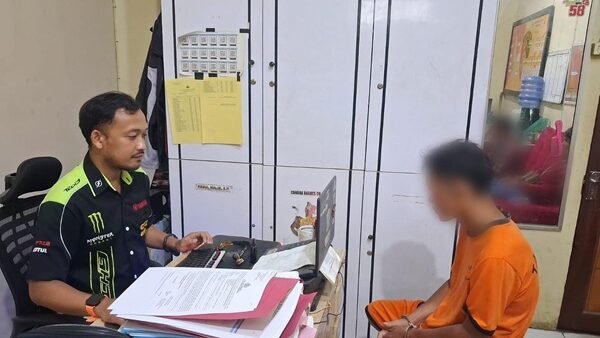 Pelaku saat diamankan di Mapolres Sekadau usai kedapatan membawa sepeda motor curian yang kehabisan bahan bakar.