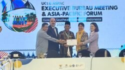Penyerahan sertifikat keanggotan UCLG ASPAC kepada Pemerintah Kota Pontianak yang diterima Sekretaris Daerah Kota Pontianak Amirullah.