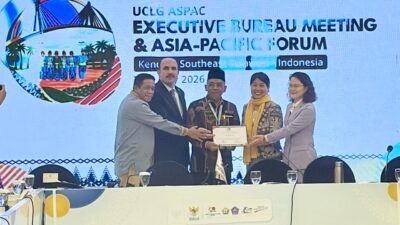 Penyerahan sertifikat keanggotan UCLG ASPAC kepada Pemerintah Kota Pontianak yang diterima Sekretaris Daerah Kota Pontianak Amirullah.