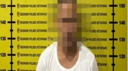 Polisi menangkap JS seorang pria simpan sabu di Ketapang saat dilakukan penggerebekan di rumahnya pada kawasan Benua Kayong.