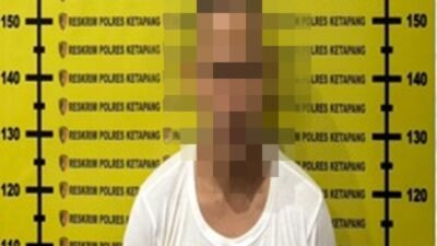 Polisi menangkap JS seorang pria simpan sabu di Ketapang saat dilakukan penggerebekan di rumahnya pada kawasan Benua Kayong.
