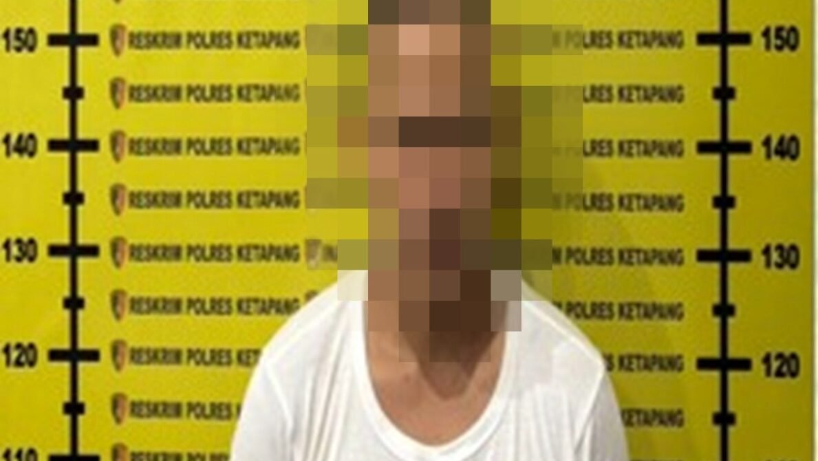 Polisi menangkap JS seorang pria simpan sabu di Ketapang saat dilakukan penggerebekan di rumahnya pada kawasan Benua Kayong.