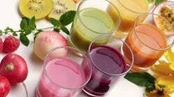 Ilustrasi ragam minuman herbal dan jus buah segar yang direkomendasikan untuk mendukung peningkatan sistem pertahanan alami tubuh manusia.