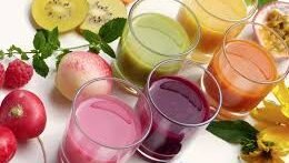 Ilustrasi ragam minuman herbal dan jus buah segar yang direkomendasikan untuk mendukung peningkatan sistem pertahanan alami tubuh manusia.