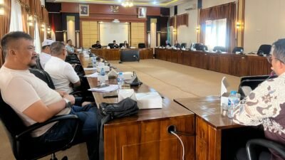 Suasana rapat dengar pendapat Aliansi Umat Islam Kalimantan Barat di Gedung DPRD terkait penghentian perkara penistaan agama.
