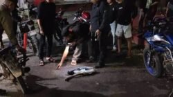 Petugas Polsek Kembayan mengamankan sejumlah sepeda motor yang terjaring razia penertiban kelengkapan berkendara di jalan raya depan markas kepolisian.